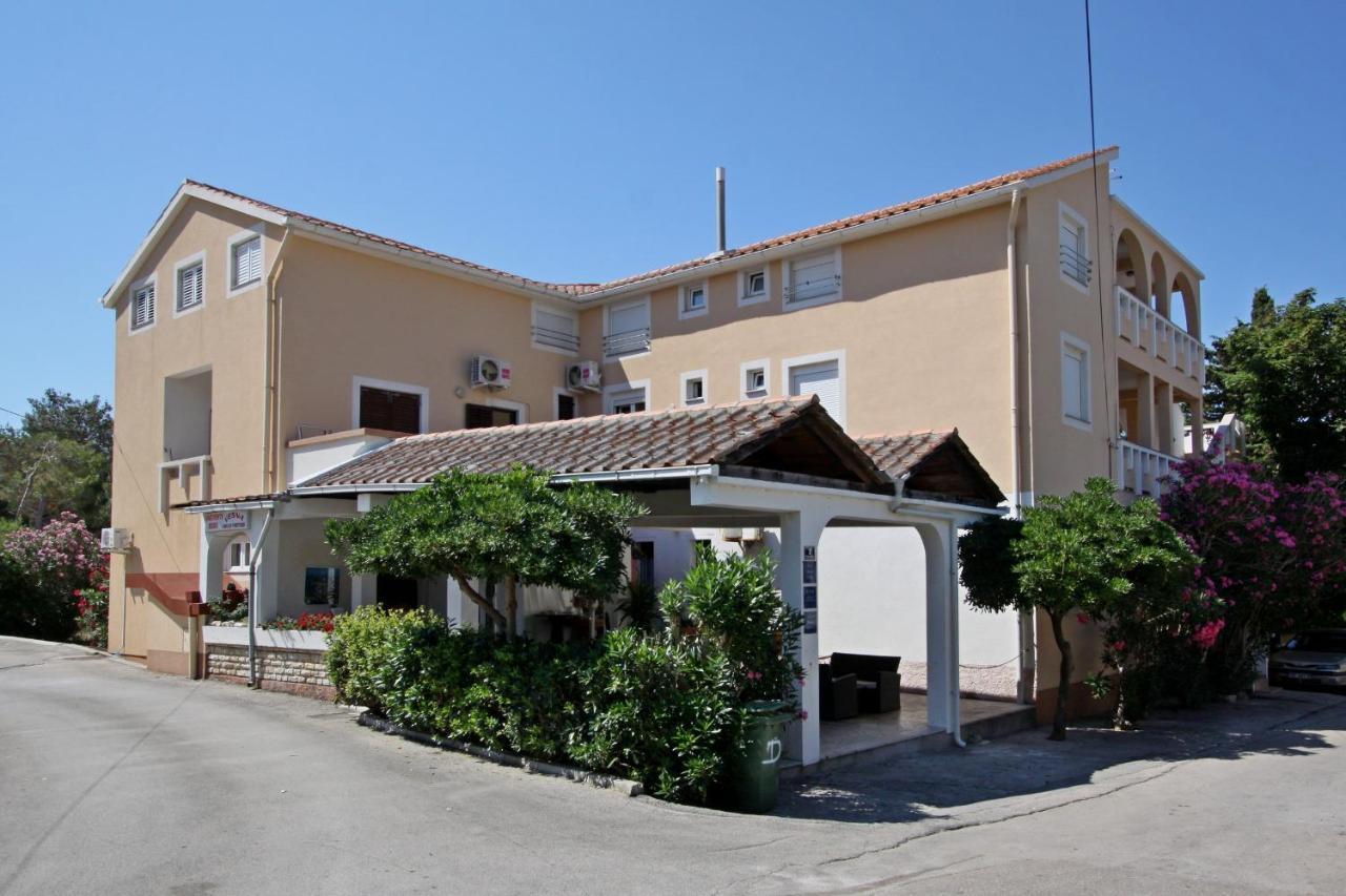 Apartments And Rooms Vesna Novalja Exterior photo